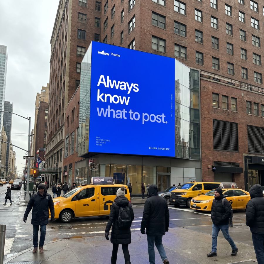Willow Create blauw digitaal billboard in de stad met de tekst 'Weet altijd wat je moet posten.'