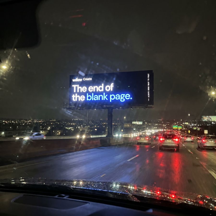 Willow Create-snelwegbillboard bij nacht met de tekst 'Het einde van het blanco blad.'