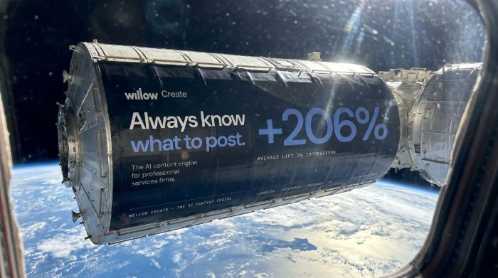 Willow Create-wrap op een ruimtestationmodule met de tekst 'Weet altijd wat je moet posten. +206%.'