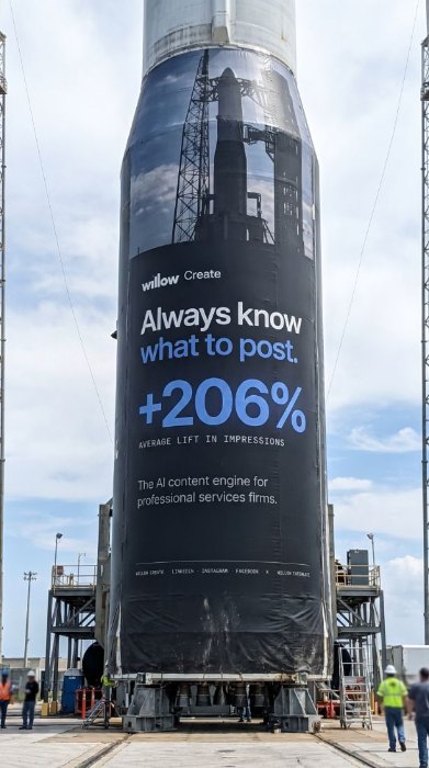 Willow Create-wrap op een raket op het lanceerplatform met de tekst 'Weet altijd wat je moet posten. +206%.'