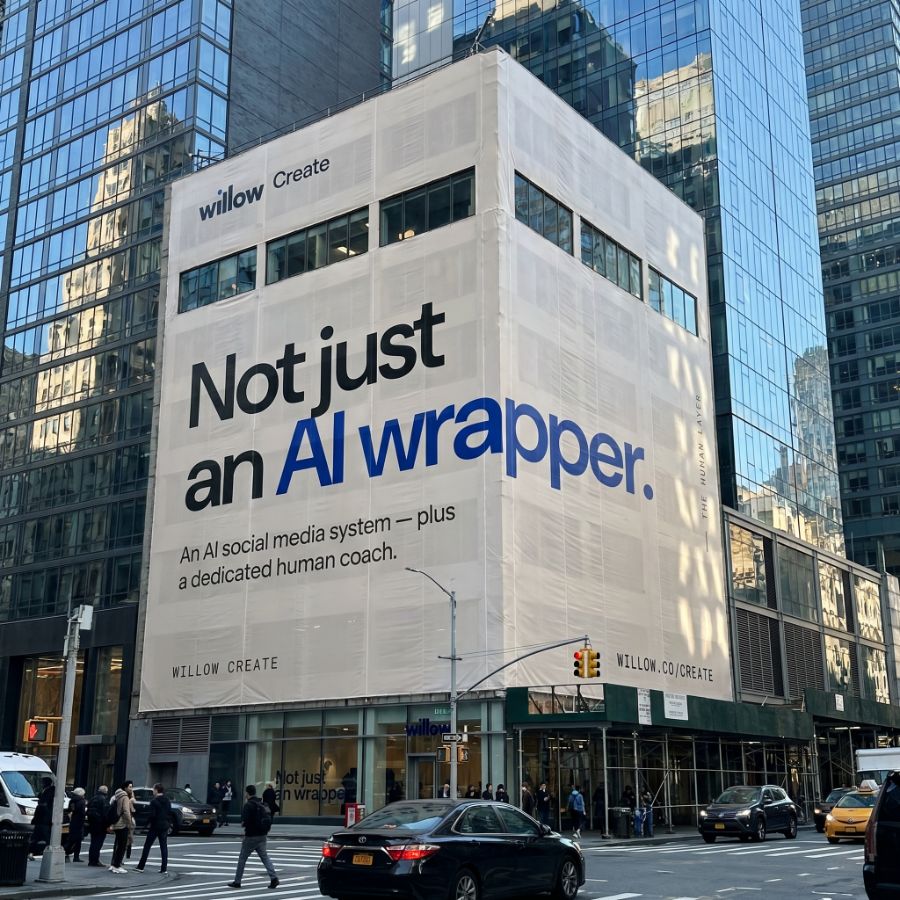 Willow Create-gebouwwrap met de tekst 'Niet zomaar een AI-wrapper — een AI-social-mediasysteem plus een vaste menselijke coach.'