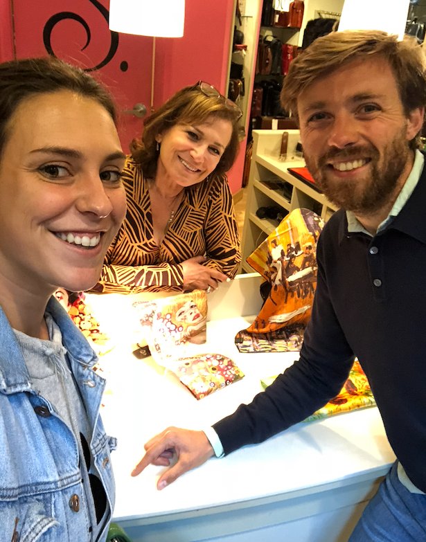 Een selfie met een klant in haar winkel