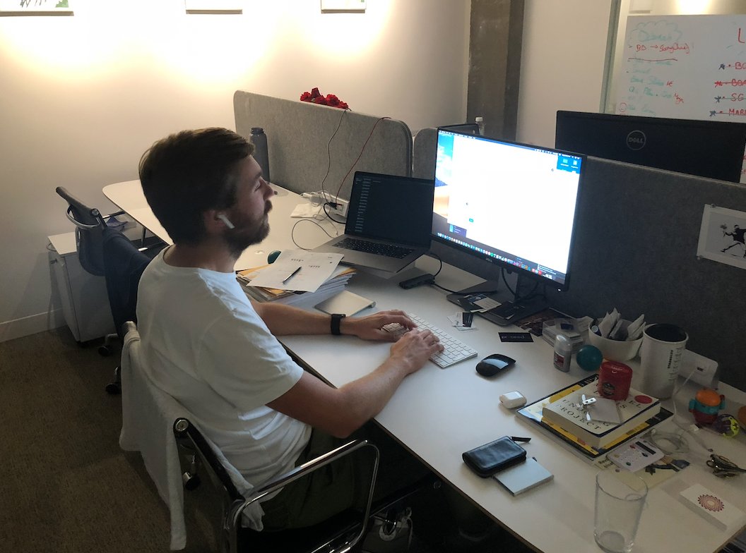 Een teamlid geconcentreerd aan het werk op kantoor