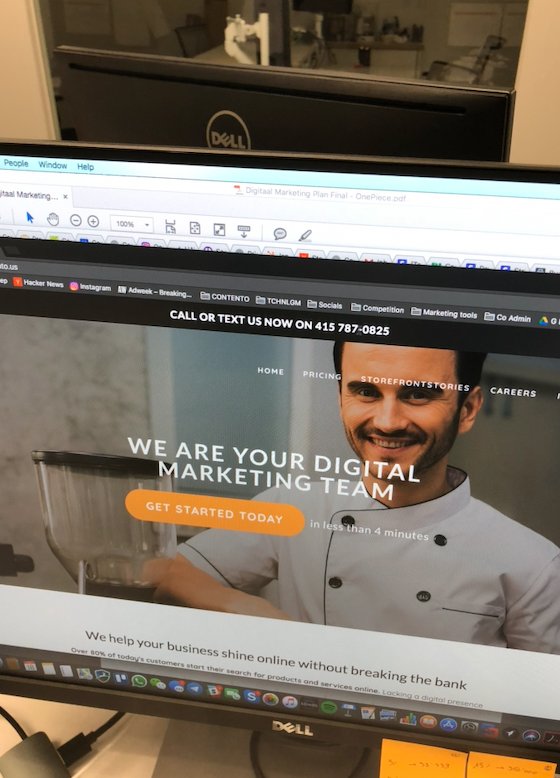 De eerste productsite op een scherm: 'We are your digital marketing team'